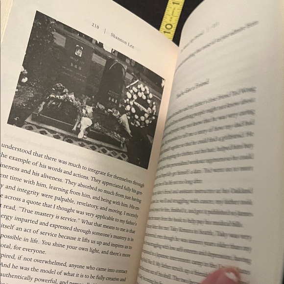 #0591+ Bruce Lee Black/Gold Hardcover Book by Shannon Lee ( Bruce Lee Daughter) - Picture 7 of 9